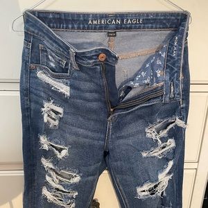 American Eagle Mom Jean. Size 6. Regular Fit. Ripped.